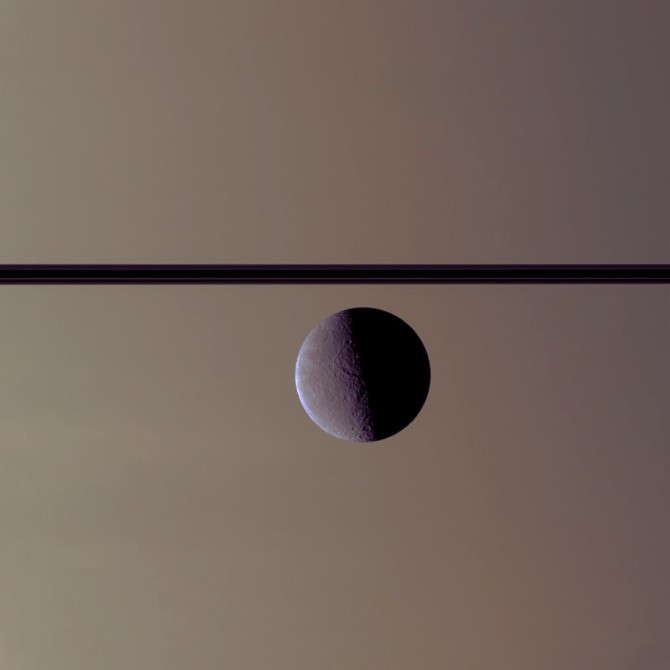 Rhea_in_front_of_Saturn